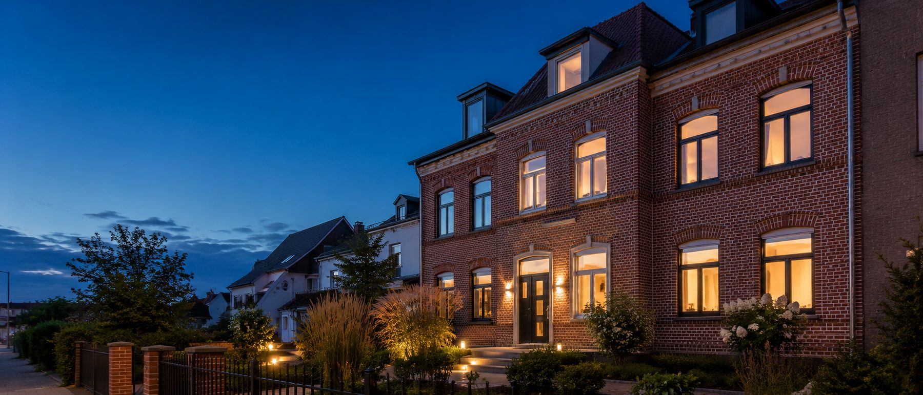 Renoviertes Backsteinhaus am Abend, warm beleuchtet